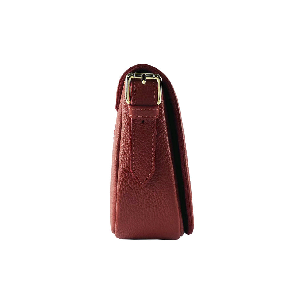 RB1002V | Borsa a Tracolla in Vera Pelle Made in Italy con Tracolla removibile in pelle e attacchi con fibbie in metallo Oro Lucido - Colore Rosso - Dimensioni: cm 26 x 20 x 10-3