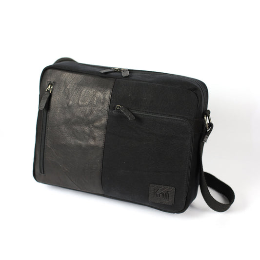 K0022AB | Messenger in Canvas/Vera Pelle, pieno fiore, volanata - Colore Nero. Accessori Nickel Anticato, Chiusura superiore con lampo. Dimensioni: cm 35 x 26 x 10. Confezione: Sacchetto Tnt-0